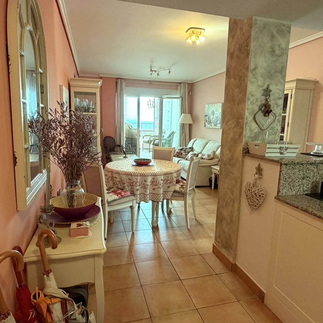Venta de espectacular apartamento moderno en primera línea con acceso y vistas directas a la playa