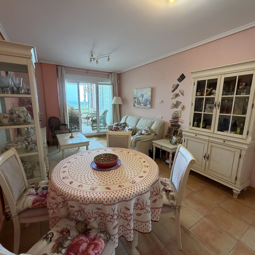 Venta de espectacular apartamento moderno en primera línea con acceso y vistas directas a la playa