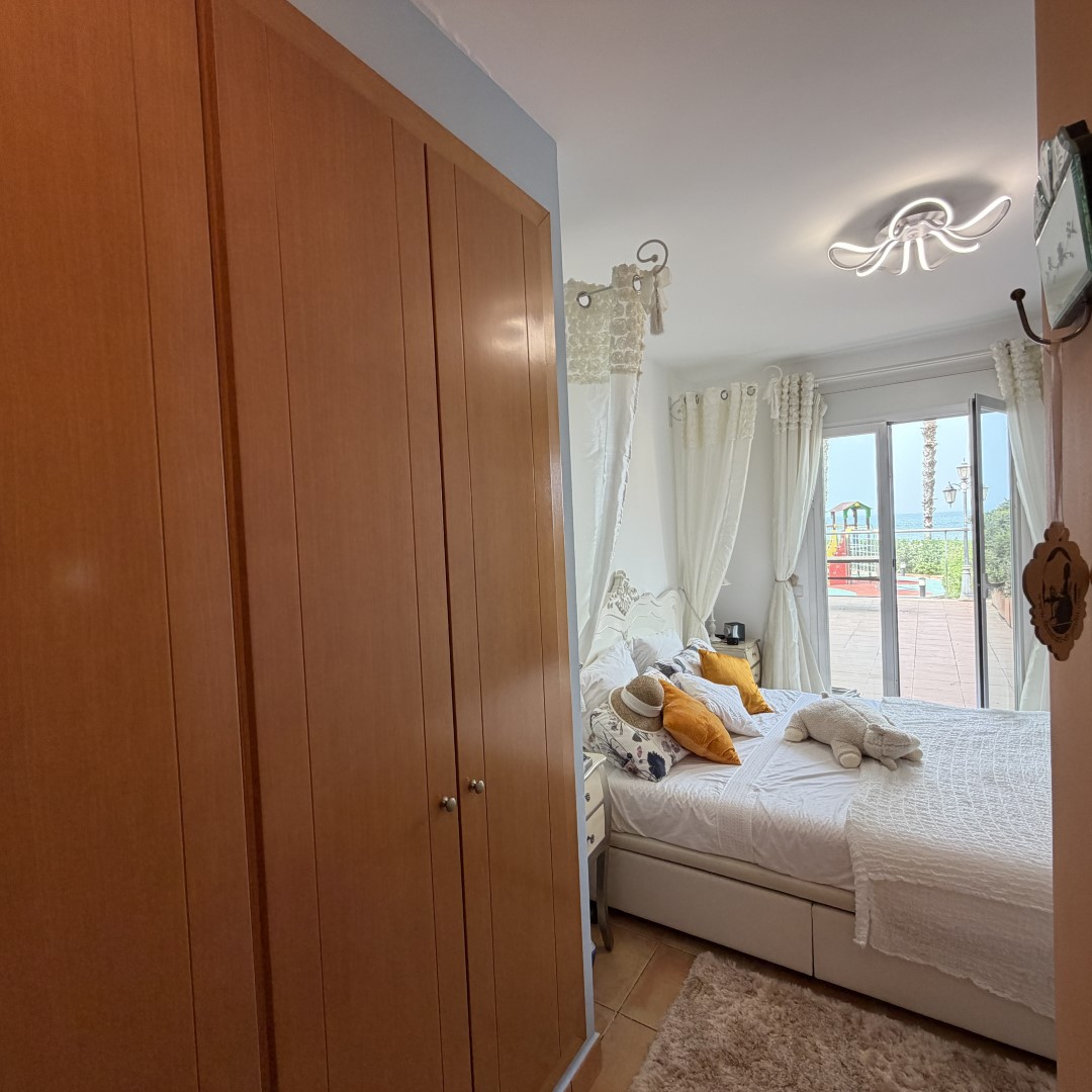 Venta de espectacular apartamento moderno en primera línea con acceso y vistas directas a la playa