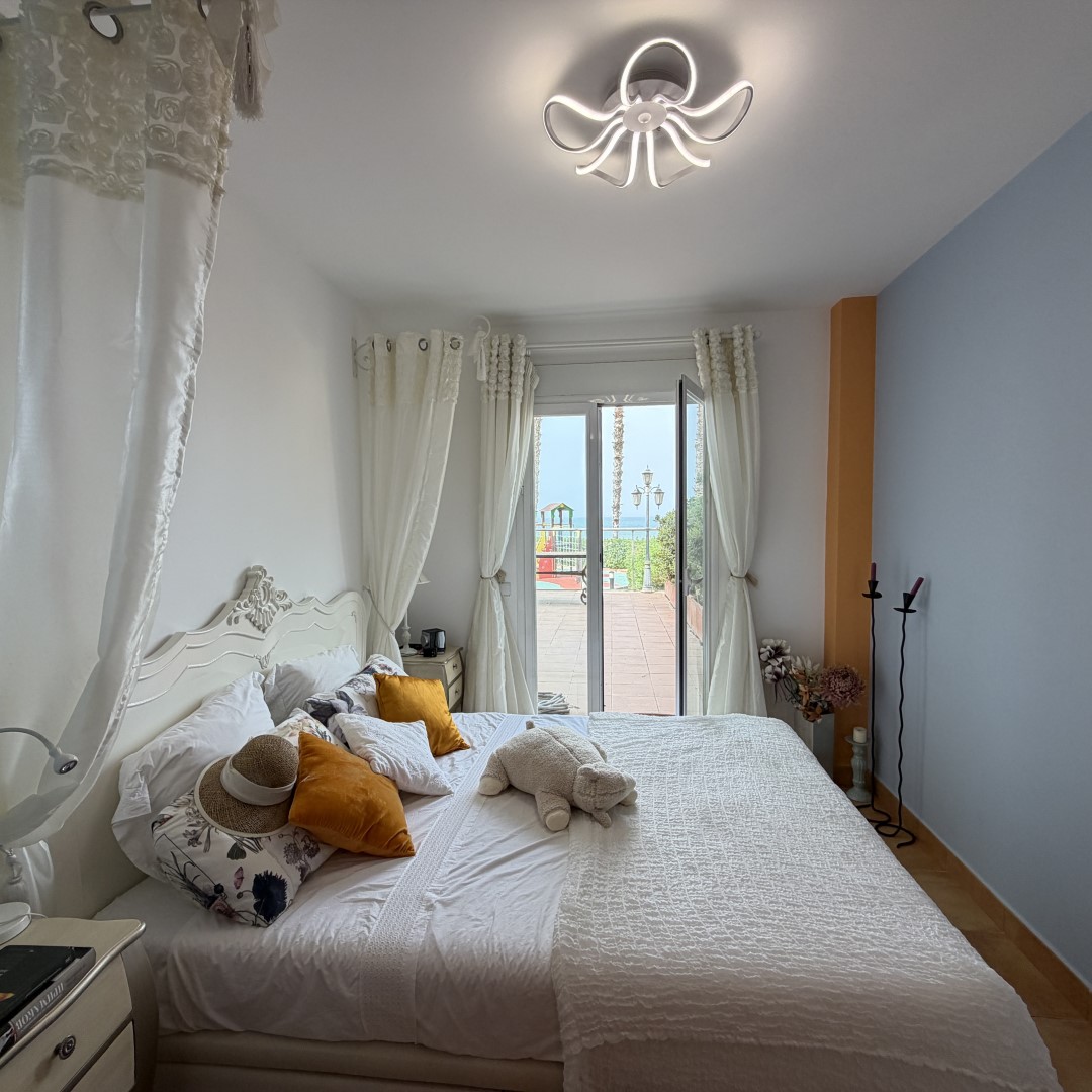 Venta de espectacular apartamento moderno en primera línea con acceso y vistas directas a la playa