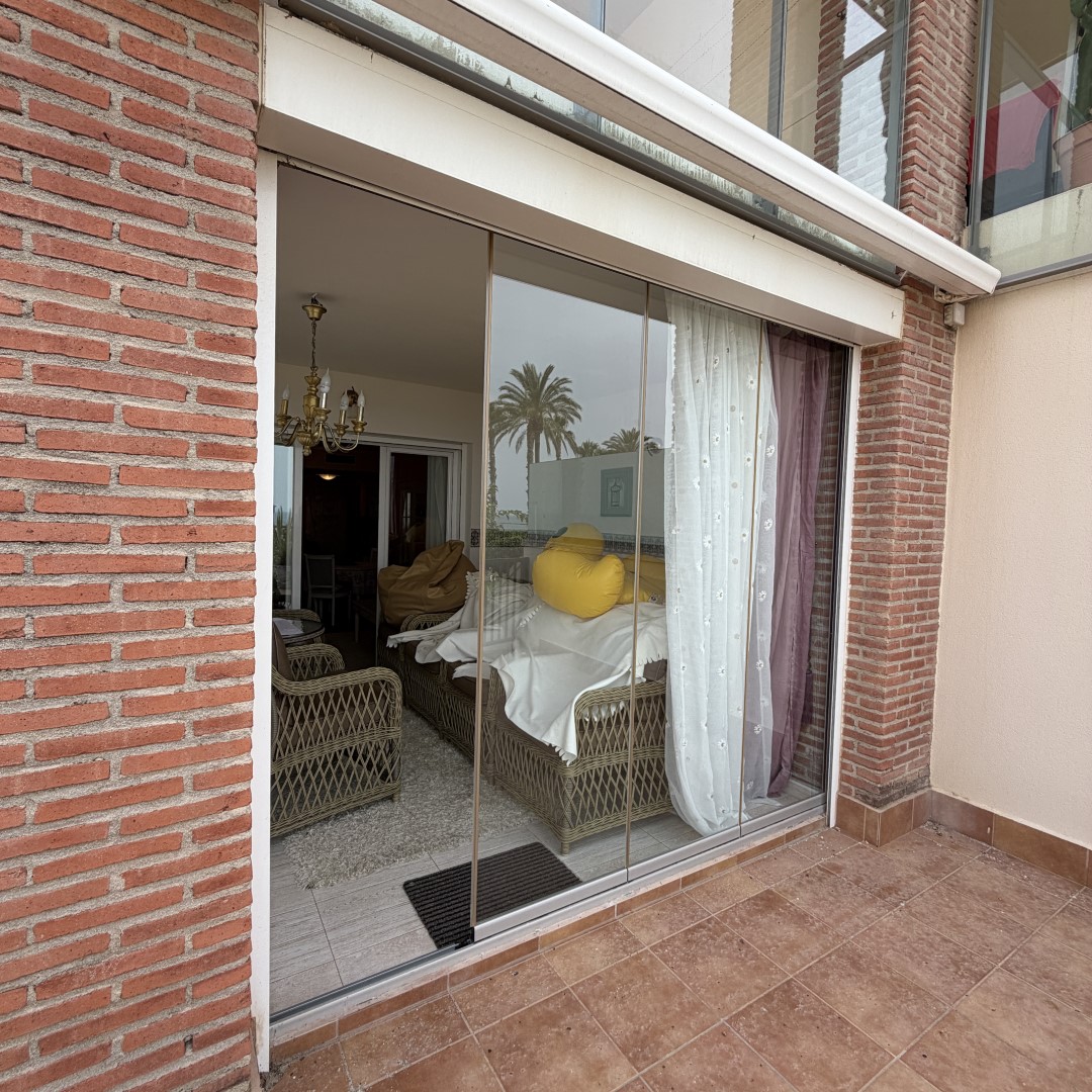 Venta de espectacular apartamento moderno en primera línea con acceso y vistas directas a la playa