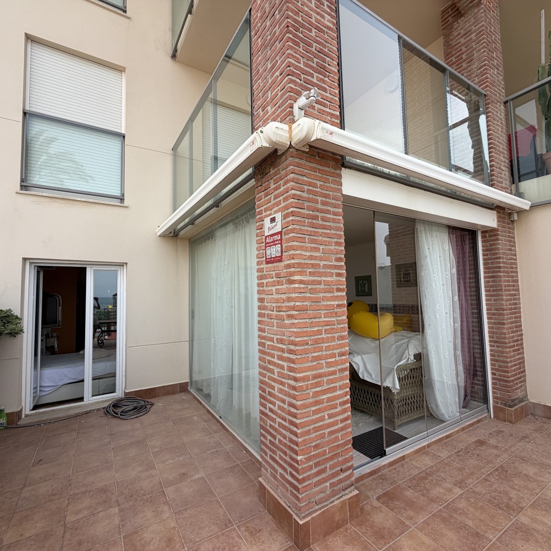 Venta de espectacular apartamento moderno en primera línea con acceso y vistas directas a la playa