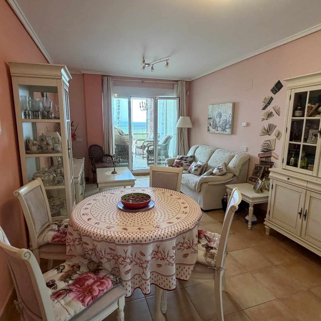 Venta de espectacular apartamento moderno en primera línea con acceso y vistas directas a la playa