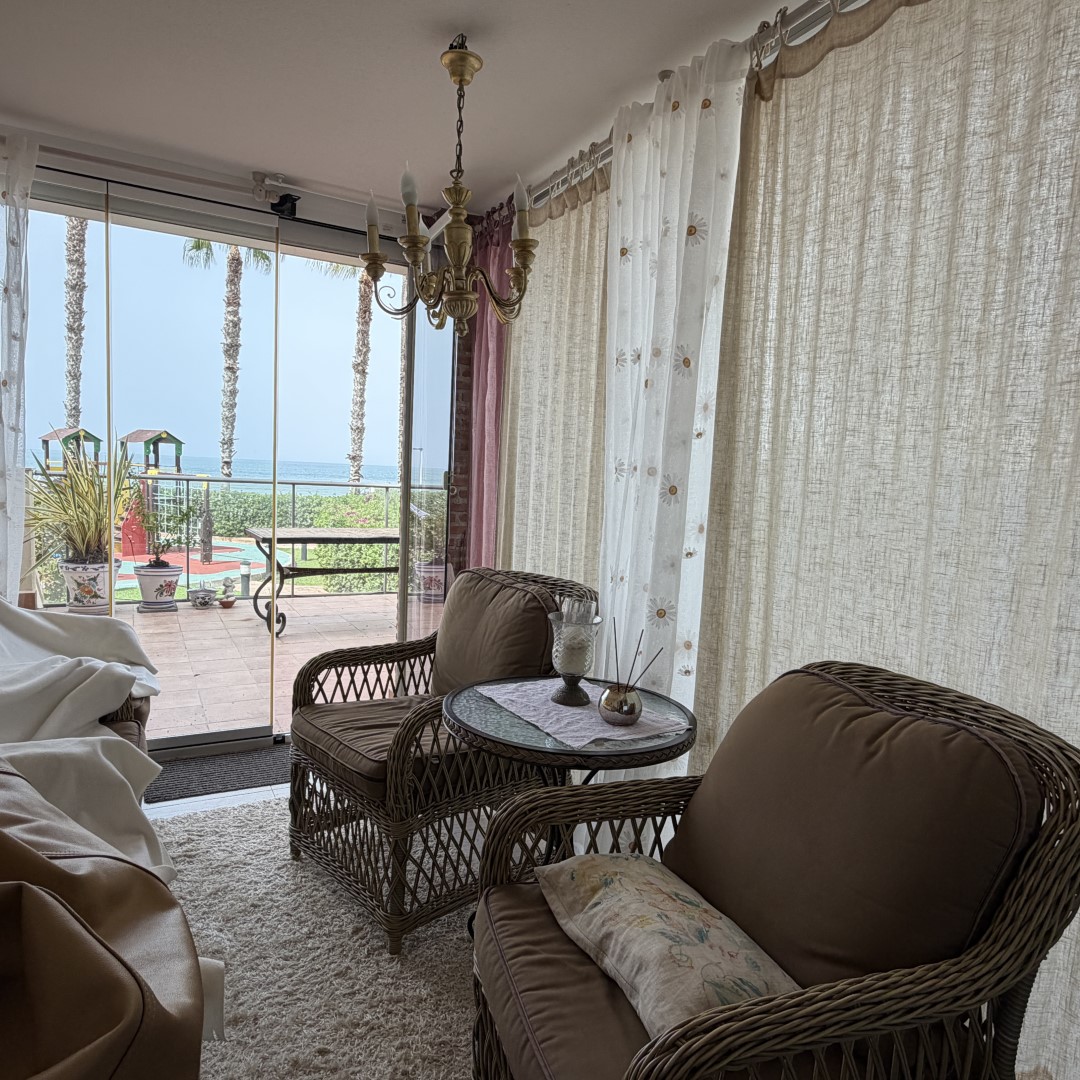 Venta de espectacular apartamento moderno en primera línea con acceso y vistas directas a la playa