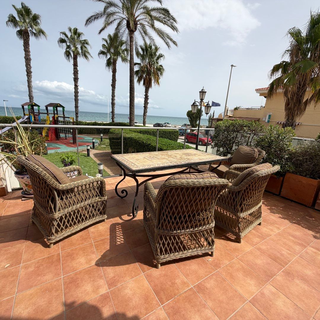 Venta de espectacular apartamento moderno en primera línea con acceso y vistas directas a la playa
