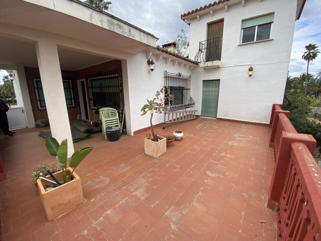 Sale of villa on the first line of Las Marinas